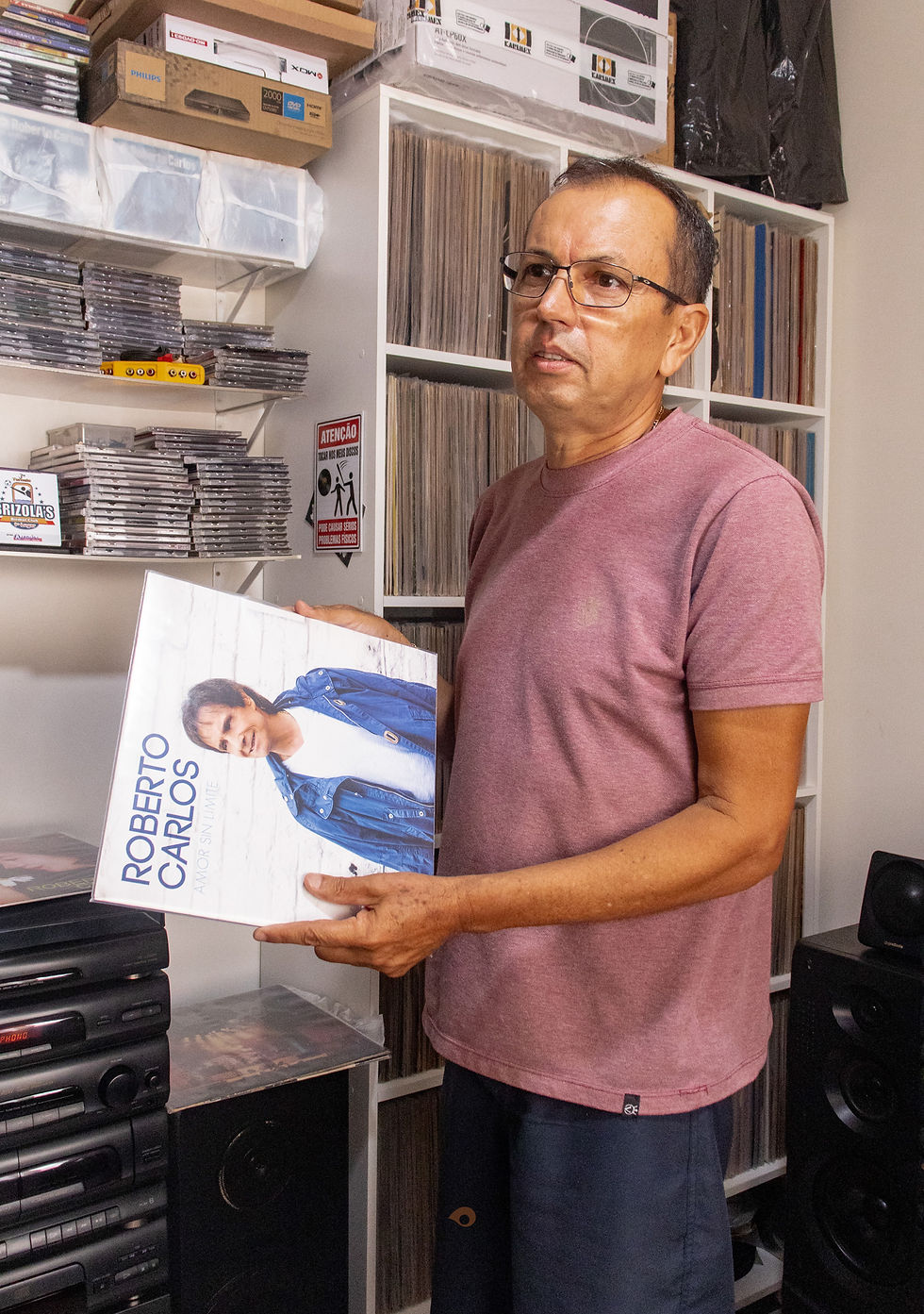 O colecionador Humberto Manoel dos Santos possui um vasto acervo de LPs, CDs e fitas K-7, além de aparelhos de som dos anos 80 e 90 em perfeito estado de conservação. Fotos: Giovana Lhopi