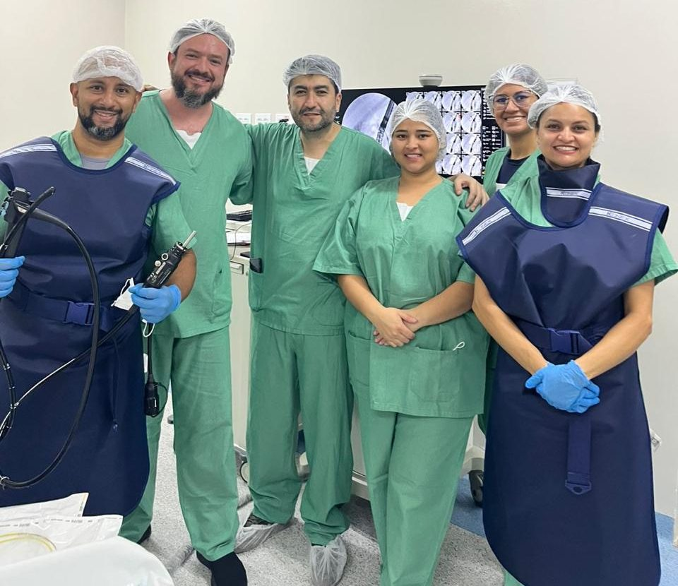 O procedimento foi realizado por equipe especializada em endoscopia e radiologia do hospital.