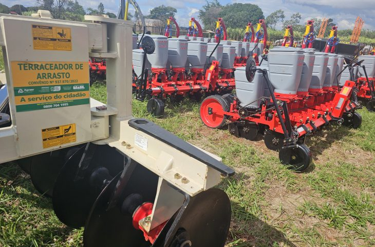 Por meio do Proacinq e convênios federais, o Governo do Estado destina R$ 7,4 milhões em implementos e sementes para fortalecer a agricultura familiar em 51 municípios