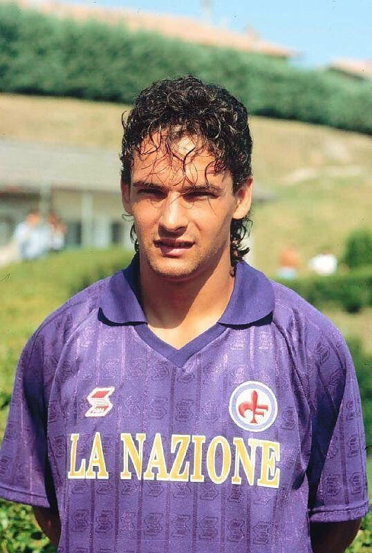 Young man, Fiorentina purple kit, LA NAZIONE text, Nostalgia Retro Kit