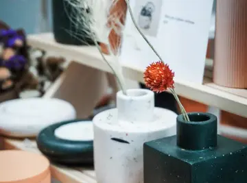 Produits en jesmonite tel que des vases et lampions