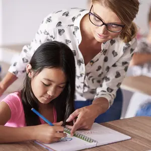 Un professeur qui aide un élève