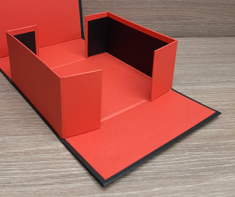 Подарочная коробка, раскрывающаяся в виде лепестков