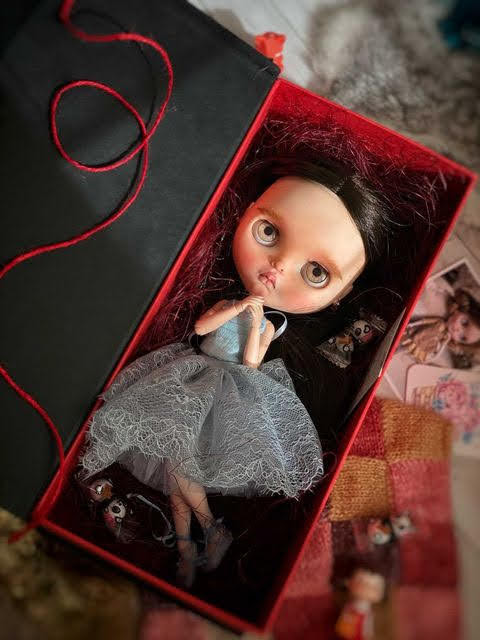 Магнитная подарочная коробка для авторской куклы с логотипом и кашированной поверхностью