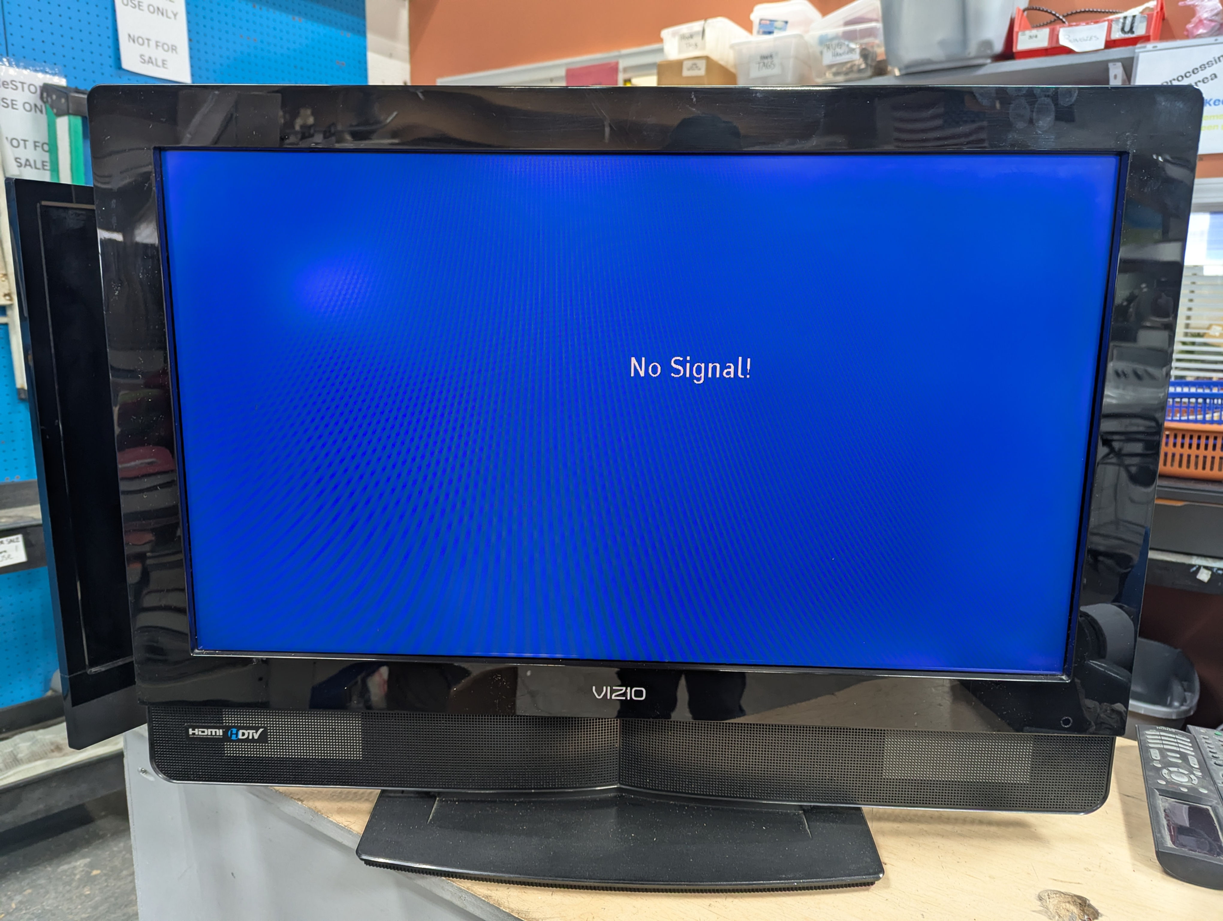 VIZIO - 32" TV W/ REMOTE