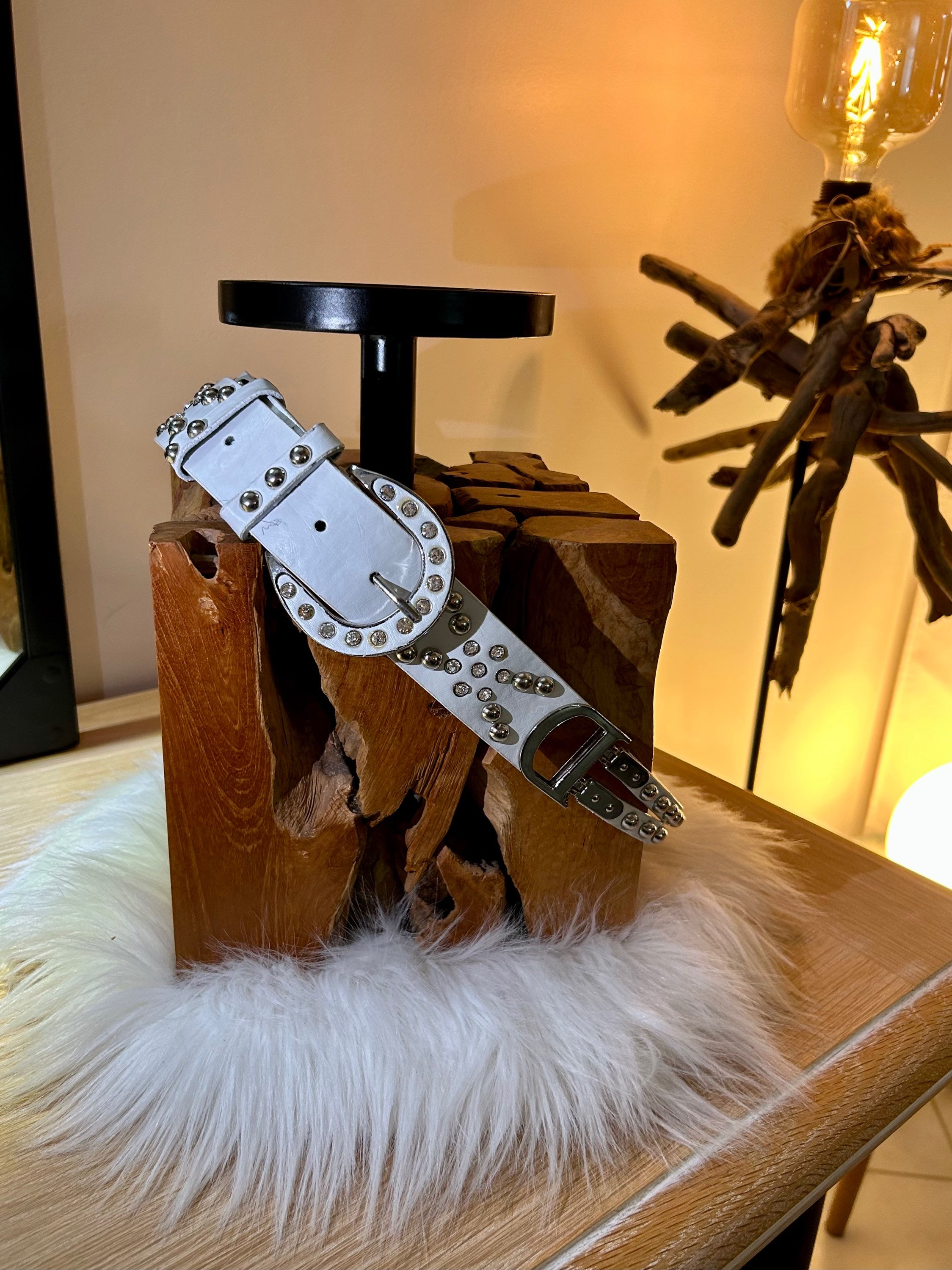 Ceinture blanche à clous 