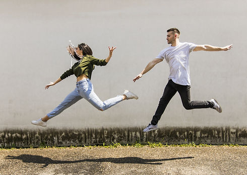 femme-et-homme-courant-sautant.jpg