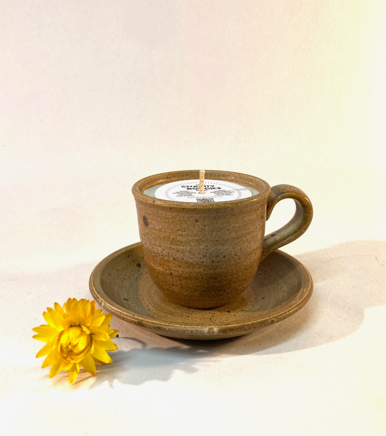 Bougie végétale dans une tasse en grès brut miel. Les charity bougies