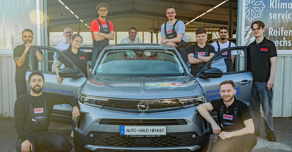 Alle Mitarbeiter der Firma Auto-Haus Hennef in der MItte ist ein Opel Mokka zu sehen