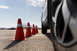 cones-signalisation-voiture-pour-examen-du-permis-conduire.jpg