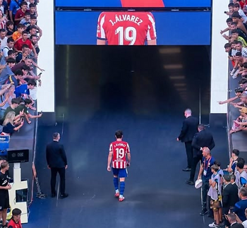 Julián Álvarez se retira solo del campo de juego tras un partido, por órdenes de la directiva del Atlético de Madrid, en medio de la controversia por su transferencia al Barcelona. Imagen tomada de la Web.