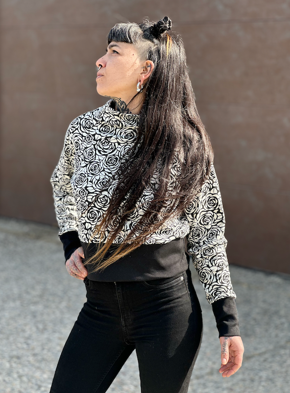 Sudadera cuello bote rosas