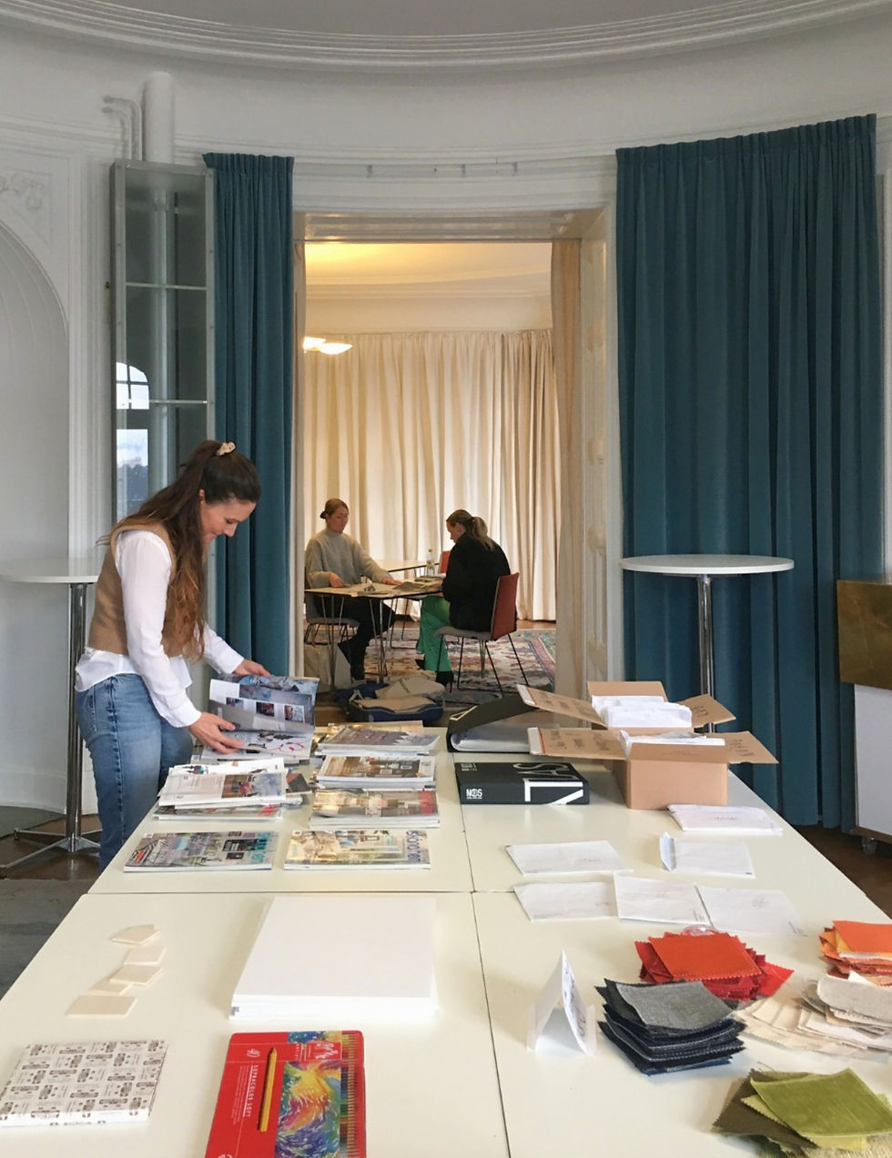 Under utbildningen arbetar du praktiskt med verkliga moment, vilket gör att du utvecklar den kompetens som krävs för att arbeta som inredare.