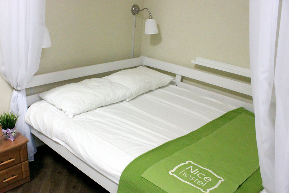 Номер №1 Полулюкс – 1 большая двуспальная кровать