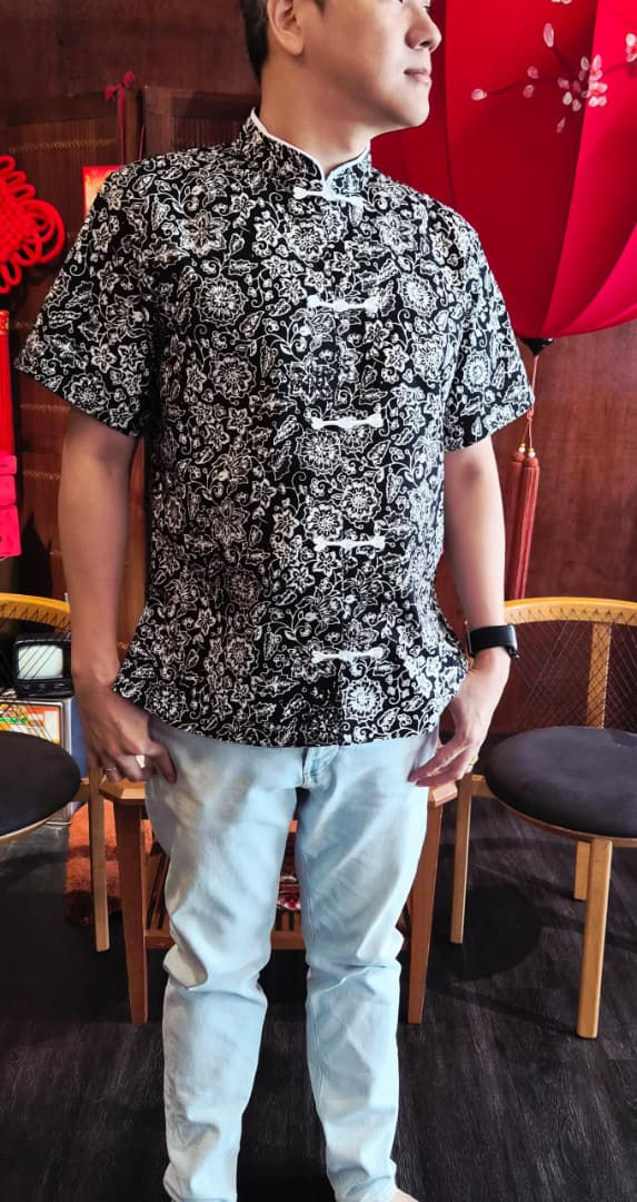 Thumbnail: Mandarin Collar Batik Men Shirt (Handmade) | BatikBar Malaysia