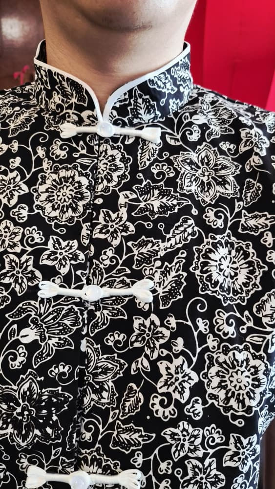 Thumbnail: Mandarin Collar Batik Men Shirt (Handmade) | BatikBar Malaysia