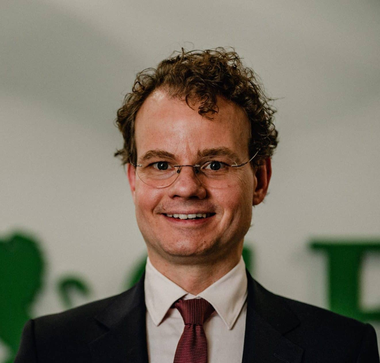 Writer: Dr. Péter Kruzslicz