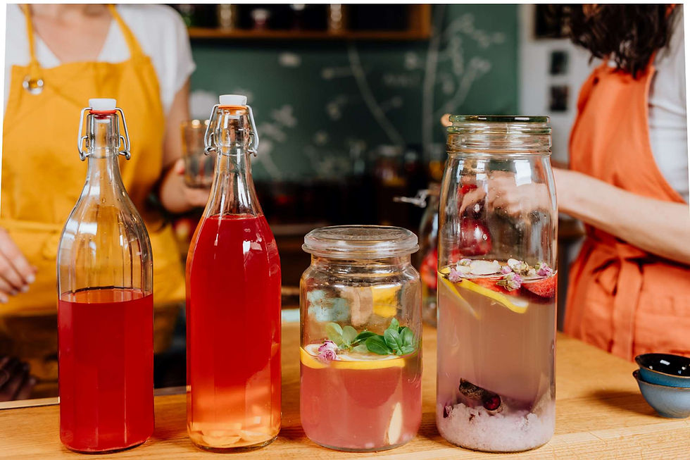 Ein Glas Kombucha und ein Glas Wasserkefir nebeneinander – fermentierte Getränke im Vergleich