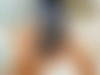 Persona fotografiando con su móvil una mesa servida frente al mar, ejemplo de cómo la primera impresión de un restaurante empieza en la pantalla.