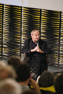 Fotografía corporativa Carlos Boyero dando una charla en Matadero