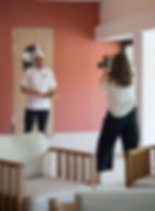 Fotografa tomando una foto de un chef que sujeta un plato con una pizza en el hotel cala san miguel en ibiza