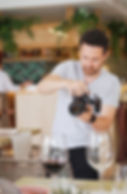 Un fotografo gastronomico haciendo una foto concentrado en un hotel en ibiza