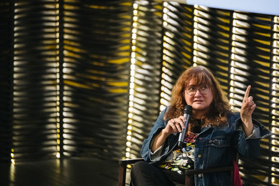Vemos a Isabel Coixet charlando durante el coloquio del festival Doc Doc en Matadero Madrid. 