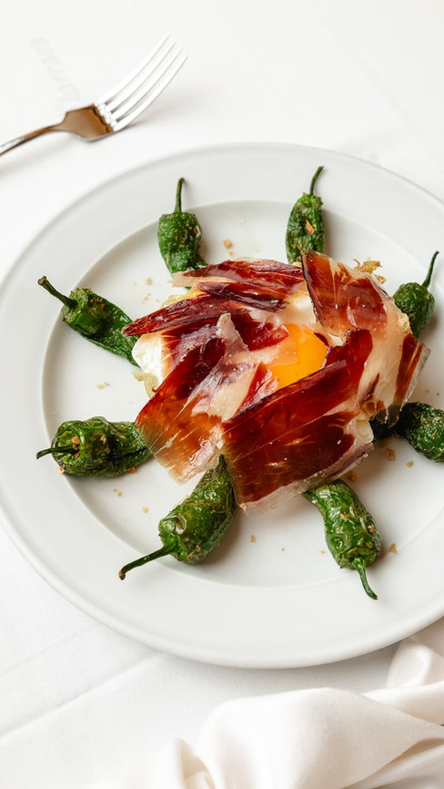 huevos con pimientos del padrón y unas lascas de jamón ibérico
