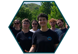 Groupe de bénévole de la perm'mission dans le jardin du tiers lieu écologique en pleine rénovation, chantier participatif