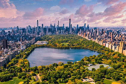central-park-manhattan-new-york-huge-beautiful-park-surrounded-by-skyscraper-with-pond