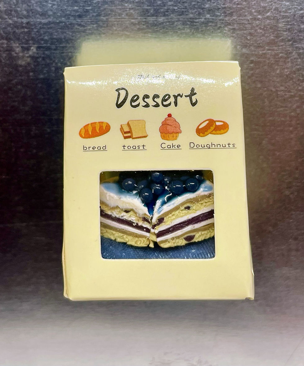 Magnet of a bakery dessert bag with a blueberry cake in it