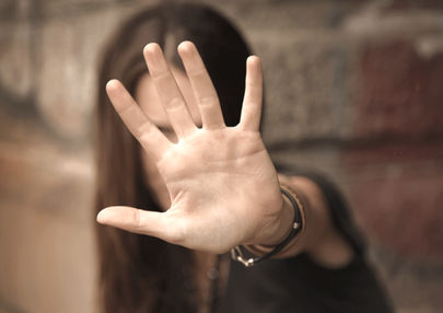 Cómo poner límites a padres controladores sin sentirte culpable