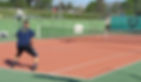 Un joueur de tennis du Rhône sportif se préparant à retourner un service