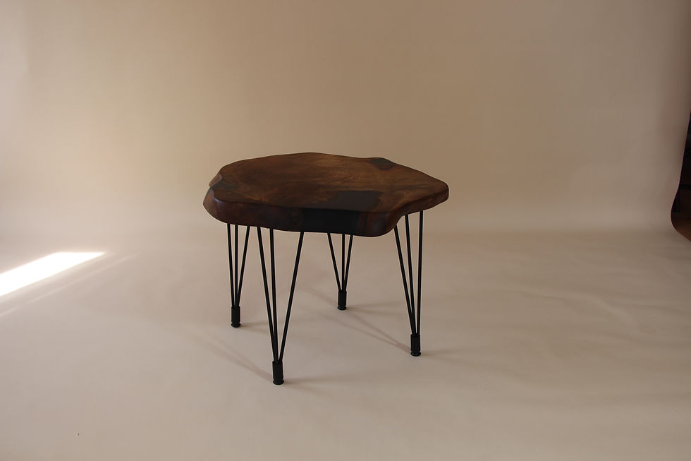 Miniaturbild: Couchtisch aus Nussbaum-Massivholz