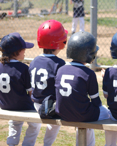 Des enfants regardent du baseball
