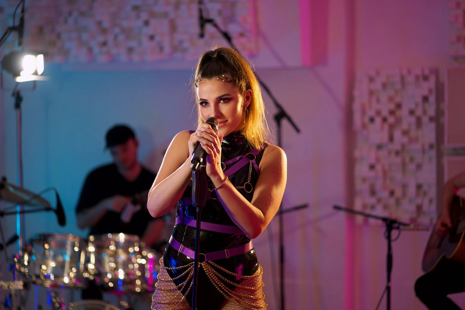 Pop-Artist beim Auftritt on stage