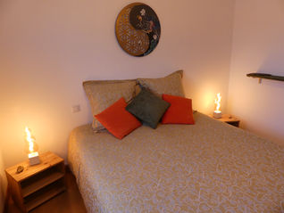 Lit chevet et déco murale