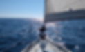 Blick aufs glitzernde Meer vom Bug eines Segelschiffes