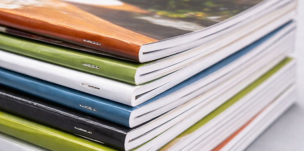 Klammerhäftad med fyrkantsrygg.