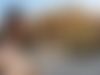 Ritratto editoriale di donna siciliana con capelli lunghi neri lucidi davanti al Teatro Massimo di Palermo, con carrozza a cavallo sullo sfondo.