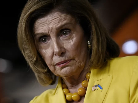 Nancy Pelosi colgada en GIMO