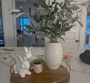 Feeling overwhelmed with preparing your home to sell? We come to implement consultation recommendations, staging key areas like the living room, bedroom, and kitchen. You can also rent accessories based on your home’s needs.