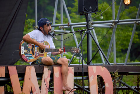 キャンプ場で行われるライブ音楽イベントと演奏