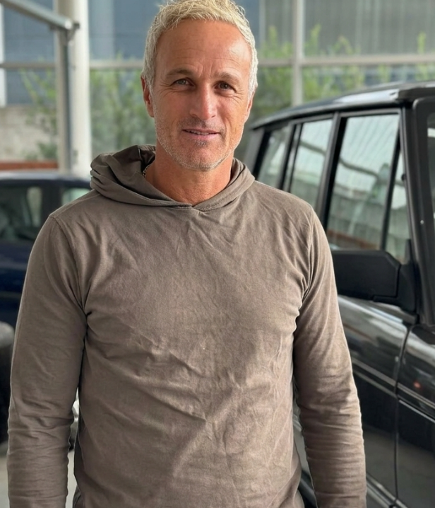 Retrato de un hombre en un concesionario