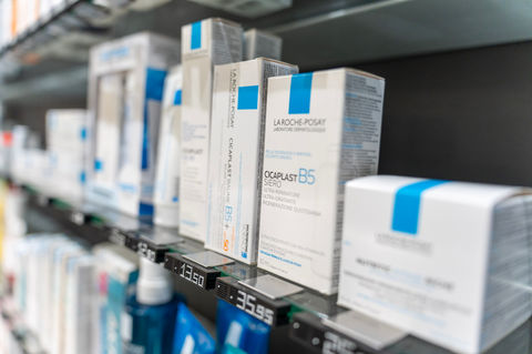 Artikel der Marke La Roche Possay im Regal der Apotheke