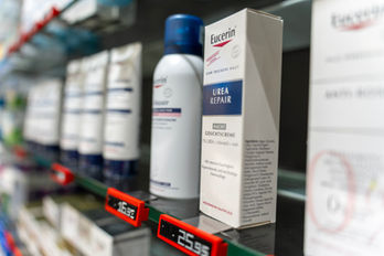 Artikel der Marke Eucerin im Regal der Apotheke