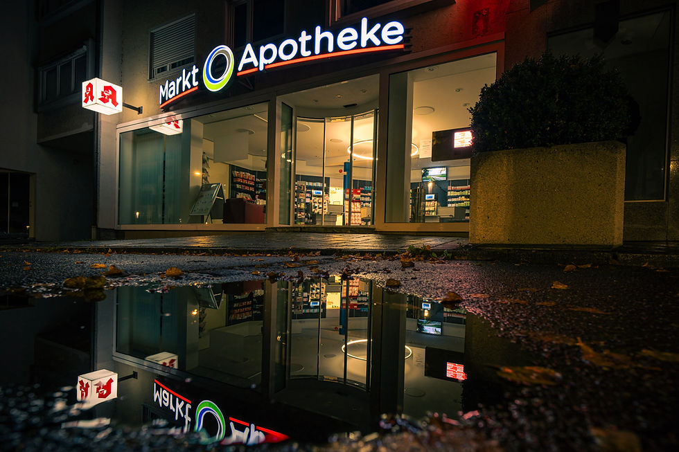 Die Markt-Apotheke bei Nacht von außen