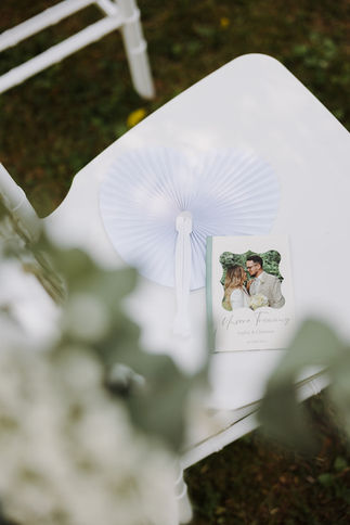 Fächer und Foto auf Stuhl, Sophie & Christian, heiraten in schloss Laxenburg
