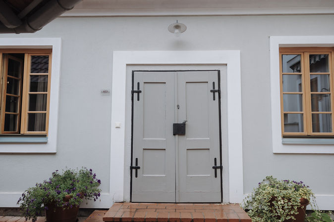 Graue Doppeltür mit verzierten Scharnieren und Fenstern, heiraten in schloss Laxenburg.