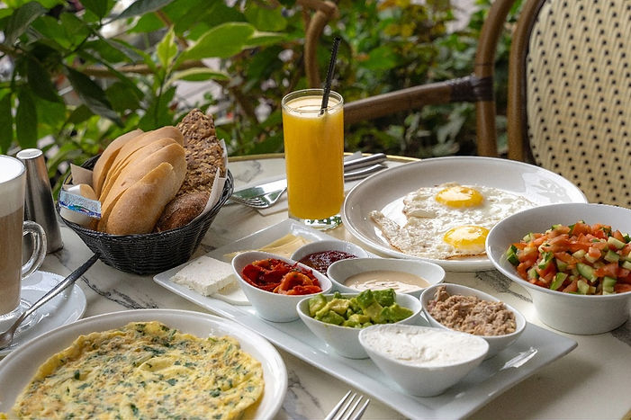 ארוחת בוקר בבית קפה באילת עוגה צ'אגה